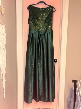 NWT Emerald Green Sequin Bodice Formal Dress Size 14 | Sleeveless Gown
